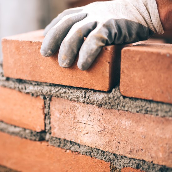 frisch gemauerte Wand aus roten Ziegelsteinen